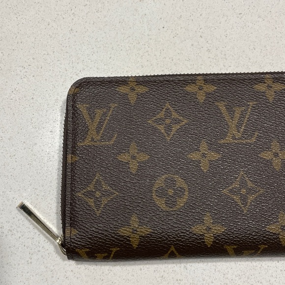 Louis Vuitton Monogram Zippy Wallet - Picture 4 of 16